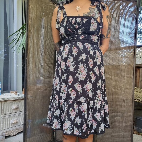 Abercrombie & Fitch Dresses & Skirts - Abercrombie dark floral lace chiffon dress with bow tie straps